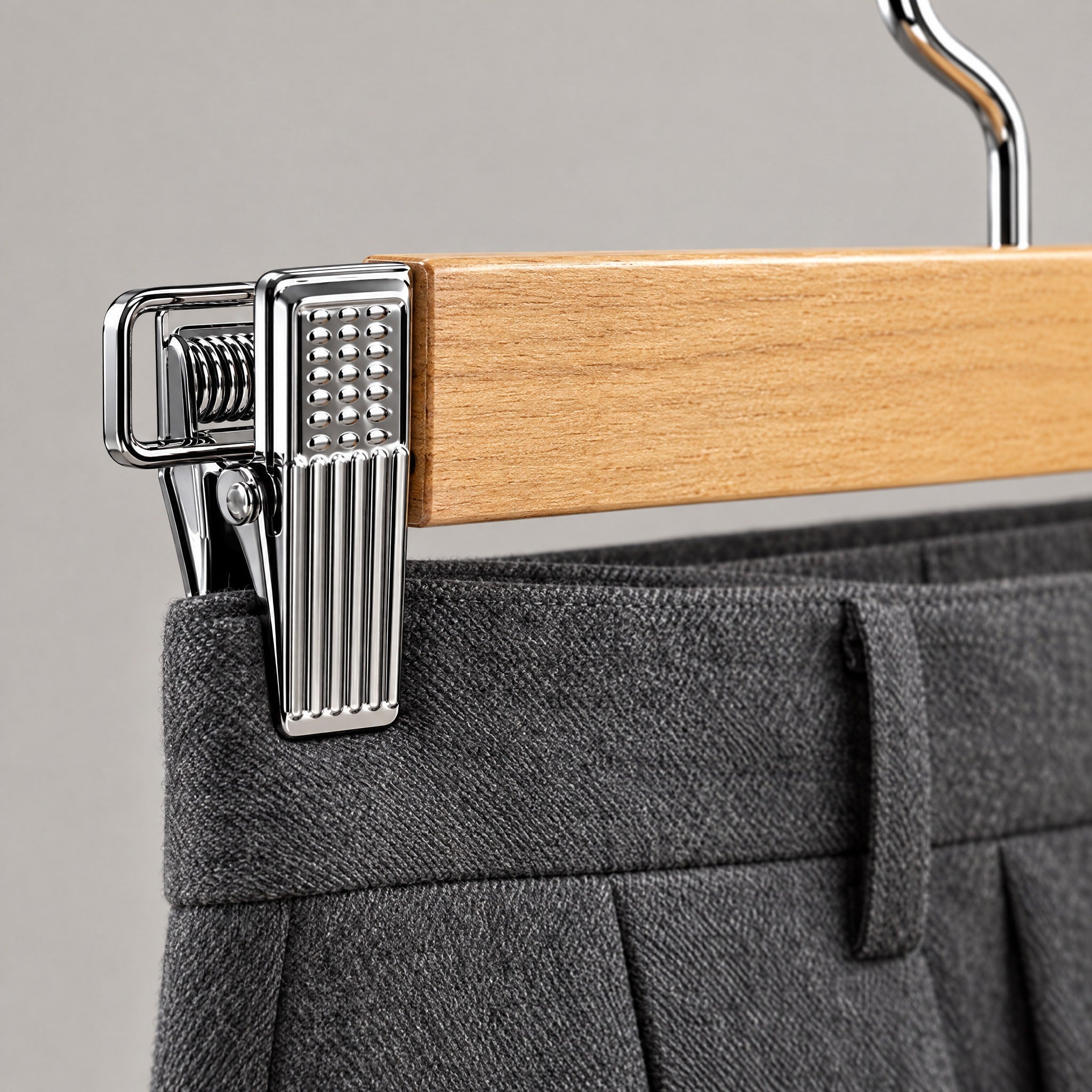 Detalle pinza metálica sujetando pantalón