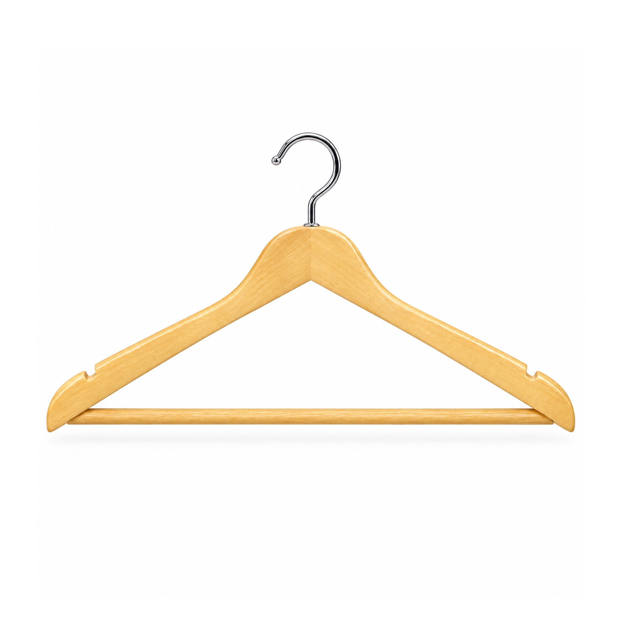 Percha de madera natural con barra para pantalón sobre fondo blanco